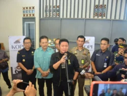 Sedih  Indonesia Batal Jadi Tuan Rumah,  Gubernur Kenakan Jaket Hitam Berlogo Piala Dunia