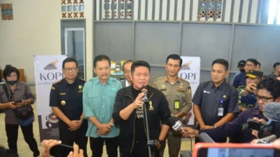 Sedih  Indonesia Batal Jadi Tuan Rumah,  Gubernur Kenakan Jaket Hitam Berlogo Piala Dunia