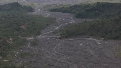 Tinjau Lokasi Terdampak Awan Panas Semeru