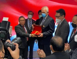 Dinilai Berjasa dalam Atasi Masalah Kebakaran Hutan, Peneliti Asal Jerman Prof. Johann Goldammer Peroleh Bintang Jasa Utama dari Presiden RI