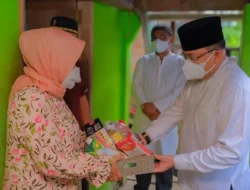 Ketok Pintu Rumah Pasien Isoman & Kaum Dhuafa, Bagikan Bingkisan di IdulAdha
