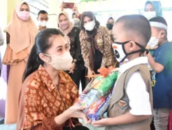 Potong Tumpeng, Terus Dibagikan kepada  Anak-anak, 3 Pesan Kunci Ini Disampaikan Pembinanya Saat Ultah Posyandu