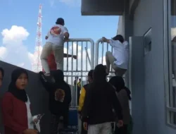 Pingin Lihat Anak Bertanding,Saking Semangatnya Emak-emak Nekat Panjat Pagar Stadion, Ngakunya Juga Ada Rasa Kecewa, Karena Nggak Bisa Masuk