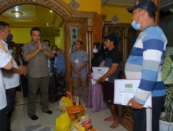 Warga Ini Terharu Saat Plt Bupati nya Antar Langsung Bantuan 