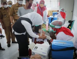 “Jangan Takut Ya !, Hanya Seperti Digigit Nyamuk,” Hibur Wawako Saat Pantau Vaksinasi Anak Usia Dini