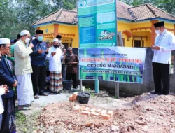 Letakan Batu Pertama Pembangunan Madrasah Ponpes Yanabi’ul Huda Karya Maju, Begini Pesannya Plt Bupati Ini