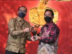 Dirut PTBA Raih Penghargaan Anugerah BUMN 2022