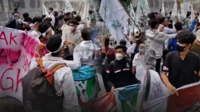 KAMMI Lakukan Aksi Jalan Mundur Menuju DPR/MPR, “Seperti Demokrasi Kita Mundur” Teriak Orator dari Mobil Pengeras Suara