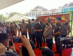 Cium bendera merah putih sembari teteskan air mata, “NII bagaikan virus, kami mantan NII telah kembali ke NKRI dan kini menjadi mitra Polri dalam menyuarakan anti radikalisme, ” kata Pendiri NII Crisis Center
