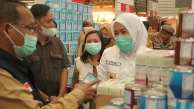 Duh, kapan sadarnya ? masih banyak macam makanan dari kandungan zat berbahaya di jual di Sipermarket, saat sidak dengan BBPOM wawako terkesan geram !