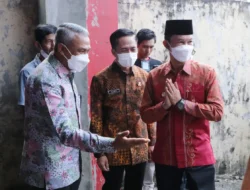 Sampaikan duka atas meninggalnya petugas kebersihan DLHK Palembang, Walikota : kita serahkan kasus penusukan itu ke aparat