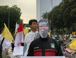 Kibarkan Bendera ‘Kuning’, KAMMI Gelar Aksi di Patung Kuda, 3 Soal Ini Tuntutannya..