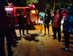 Jalan yang Kotor Akibat Lumpur Bisa Bahayakan Warga, Ini Dilakukan BPBD Muba