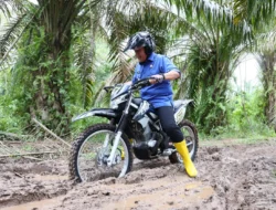 Lalui Jalan Berlumpur, Gubernur Wujudkan Mimpi Warga Dusun Saluran Miliki Jalan Mulus dan Penerangan Listrik