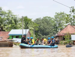 Gubernur Naik Perahu, Antar Bantuan untuk Korban Banjir Muara Kelingi