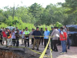 Tinjau Ruas Jalan Provinsi Penghubung OI-OKU yang Amblas, Gubernur Intruksikan Dinas PUBMTR  Segera Lakukan Perbaikan