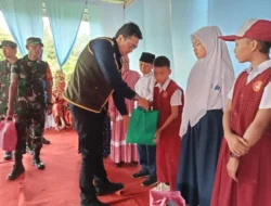 Karya Bakti TNI : Gotong royong Jalan Desa Ulak Embacang  Kodim 0401 bersama Pemkab Muba