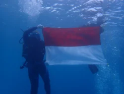HUT RI ke-78, KKP Bikin Aksi Bersih-bersih Pantai hingga Kibarkan Bendera Merah Putih di Bawah Laut Pulau Bando