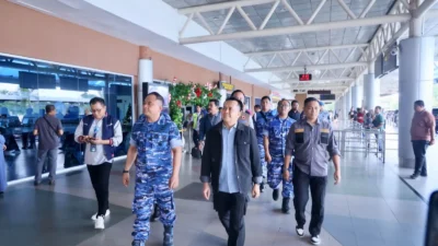 Pj Gubernur Sumsel Agus Fatoni Tinjau Posko Keamanan Natal dan Tahun Baru di Bandara Palembang