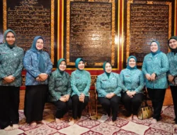 Didampingi Pj Ketua TP PKK Sumsel Tyas Fatoni, Ketum TP PKK Pusat Tri Tito Karnavian Kunjungi Al-Qur’an Al-Akbar Gandus