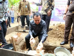 Pj Gubernur Sumsel Agus Fatoni Letakkan Batu Pertama Pembangunan Bedah Rumah di Prabumulih