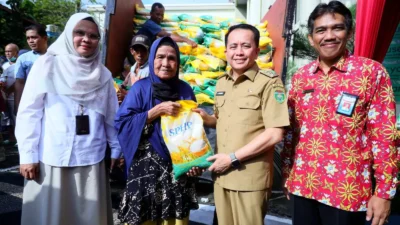 Bantu Warga Dapatkan Sembako Murah, Pj Gubernur Agus Fatoni Buka Operasi Pasar Perwakilan BPKP Sumsel