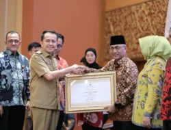 Pj Gubernur Agus Fatoni Beri Penghargaan Anugrah Paritrana Award 2023 Tingkat Provinsi Sumsel untuk Pemda dan Badan Usaha