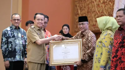 Pj Gubernur Agus Fatoni Beri Penghargaan Anugrah Paritrana Award 2023 Tingkat Provinsi Sumsel untuk Pemda dan Badan Usaha