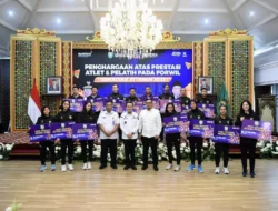 Pj Gubernur Sumsel Agus Fatoni Serahkan Bonus Bagi Atlet dan Pelatih Berprestasi Pada Porwil XI
