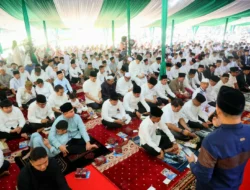 Pj Gubernur Agus Fatoni dan Keluarga Salat Ied Berjamaah bersama Masyarakat Sumsel di Halaman Griya Agung