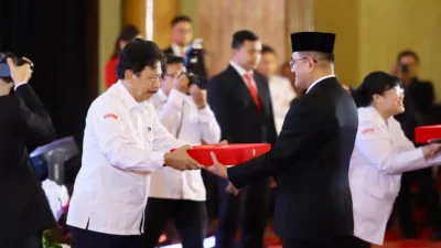 Sekda Sumsel Edward Candra  Terima  Duplikat Bendera Pusaka HUT RI Ke-79 Dari Kepala BPIP RI