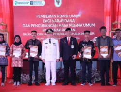 Pj Gubernur Elin Setiadi Serahkan SK Remisi Umum Bagi Narapidana dan Anak Binaan Lapas Pakjo