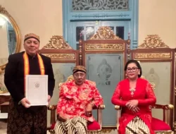 Ketua Umum AMKI Dinobatkan Jadi Bangsawan Keraton Surakarta, Ini Sosok Tundra Meliala yang Curi Perhatian Raja