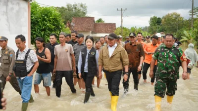 Gubernur Herman Deru Tinjau Banjir di Belitang II, Utamakan Keselamatan Warga dan Salurkan Bantuan