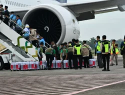 Resmi Dilepas, 443 Jemaah Haji Kloter 1 Embarkasi Palembang Berangkat ke Tanah Suci