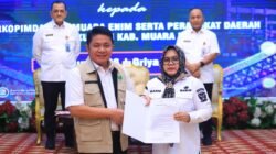 Gubernur Serahkan Surat Plt Bupati Muara Enim kepada Wakil Bupati Sumarni, Tekankan Soliditas Pemerintahan