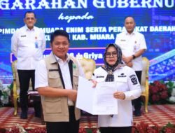 Gubernur Serahkan Surat Plt Bupati Muara Enim kepada Wakil Bupati Sumarni, Tekankan Soliditas Pemerintahan