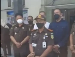 Sambut HUT Adhyaksa ke -61, Kejari OKI Siap Turun dari Desa ke Desa Bagikan Sembako, Kejari OKI : Bukan Pensiun Tapi Masyarakat Umum yang Terdampak Pandemi Covid-19
