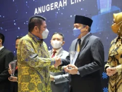 Canda Salah Satu Penerima Anugerah Lintas Politika “Tokoh Inspiratif “Ini, “Banyak Billboard Saya Mimpi jadi Presiden, Tapi Bila Nggak Bisa, jadi Gubernur DKI juga Nggak Apa-apa,”