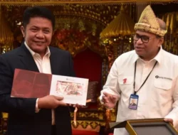 Gubernur Orang Pertama di Sumsel Terima  Album  7  Lembar  Uang Rupiah  Kertas  Baru Tahun Emisi 2022 dari BI