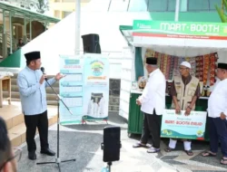 Bangkitkan Ekonomi Umat, Gubernur Serahkan Bantuan Kios Kontainer Martbooth  Masjid