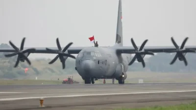 Pesawat C-130J-30 Super Hercules TNI AU dengan tail number A-1342, angkut militer produksi Lockheed Martin, Amerika Serikat  tiba di Apron Lanud Halim Perdanakusuma