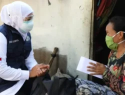 Salurkan Bansos, Gubernur Jatim Sisir Warga “Unregistered People”
