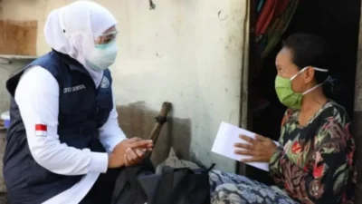 Salurkan Bansos, Gubernur Jatim Sisir Warga “Unregistered People”