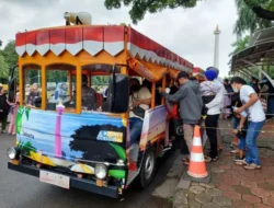 Manfaatkan Libur Tahun Baru, Pengunjung Padati Monas