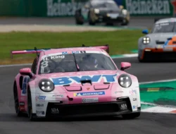 Posisi Terdepan, Harry King Tingkatkan Peluang Gelar Rekan Setimnya Bastian Buus,Larry ten Voorde harus memenangkan balapan terakhir Porsche Mobil 1 Supercup