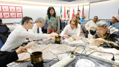 Negara Anggota MIKTA Selenggarakan Pelatihan Batik & Wire Jewelry