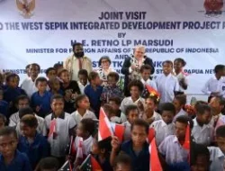 Kunjungi Sekolah Dasar Wutung di perbatasan RI-Papua Nugini, ini tujuan Menteri Luar Negeri RI Retno Marsudi bersama Menlu Papua Nugini Justin Tkatchenko