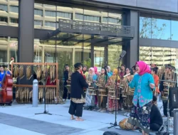 “Angklung Goes to America” 2022 di San Francisco, Amerika Serikat, tim angklung Muhibah asal Kota Bandung, Walikota Idaho, Lauren McLean kagum