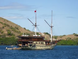 Pengalaman Menparekraf saat berlayar naik phinisi di perairan Taman Nasional Komodo, ini pengakuannya..